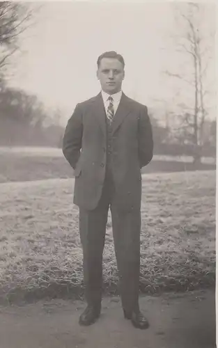 (F4295) Orig. Foto junger Mann im Anzug, im Freien