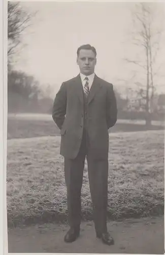 (F4294) Orig. Foto junger Mann im Anzug, im Freien