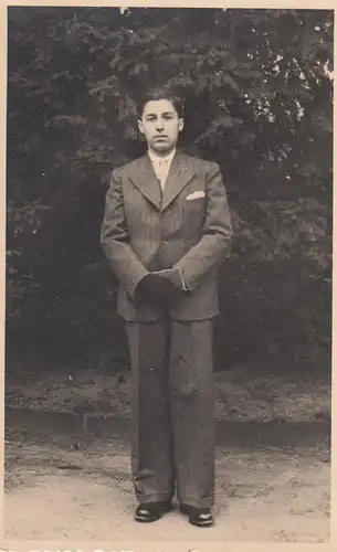 (F4293) Orig. Foto junger Mann im Anzug, im Freien