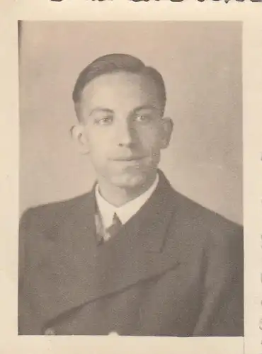 (F4291) Orig. Foto Mann steht am Vorhang, Porträt vor 1945