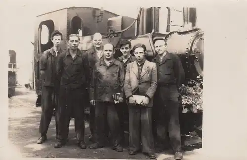 (F4284) Orig. Foto Arbeiter vor einer geschmückten Dampflok, Werkslok