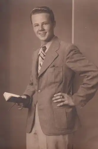 (F4283) Orig. Foto junger Mann, Porträt im Fotostudio, vor 1945