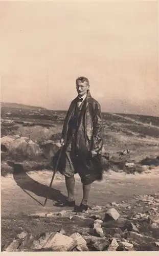 (F4282) Orig. Foto Mann mit Ledermantel, Wanderung vor 1945