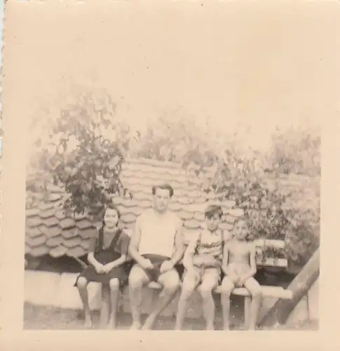 (F4277) Orig. Foto Mann mit Kindern auf einer Bank, 1940er