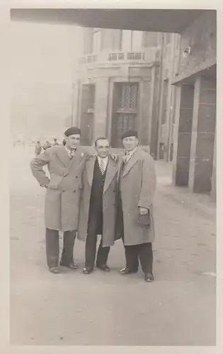 (F4264) Orig. Foto München, 3 Herren vor dem Deutschen Museum, vor 1945