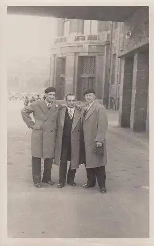 (F4263) Orig. Foto München, 3 Herren vor dem Deutschen Museum, vor 1945