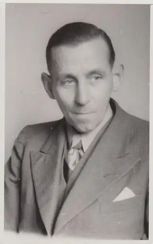 (F4251) Orig. Foto Porträt eines Mannes, Juni 1946