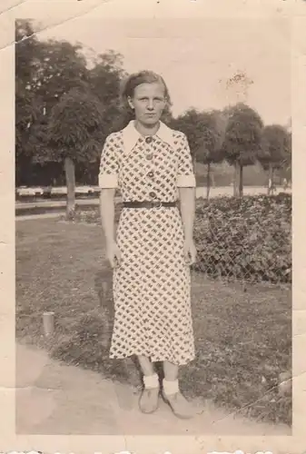 (F4246) Orig. Foto Porträt junge Dame im Freien, um 1920