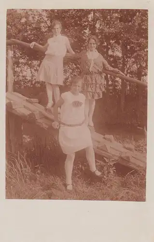(F4242) Orig. Foto 3 junge Damen posieren auf Holzsteige 1920er