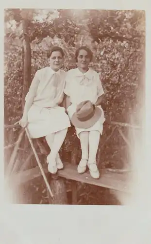 (F4240) Orig. Foto 2 junge Damen sitzen auf Geländer, 1920er