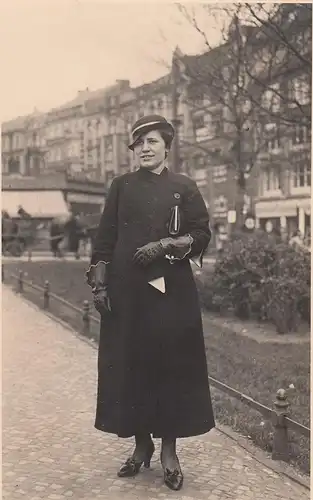 (F4238) Orig. Foto feine Dame in einer Stadt, vor 1945