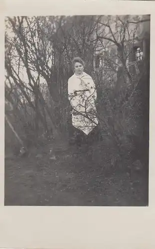 (F4233) Orig. Foto junge Frau im Garten, Dissen vor 1945