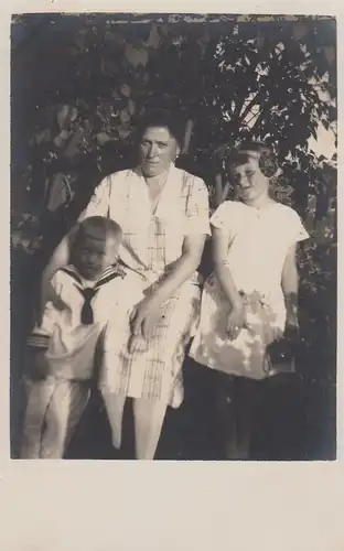 (F4231) Orig. Foto Frau mit Kinder im Freien, 1926
