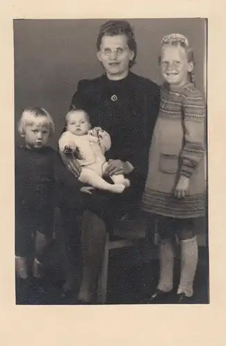 (F4230) Orig. Foto Frau mit 3 Kindern