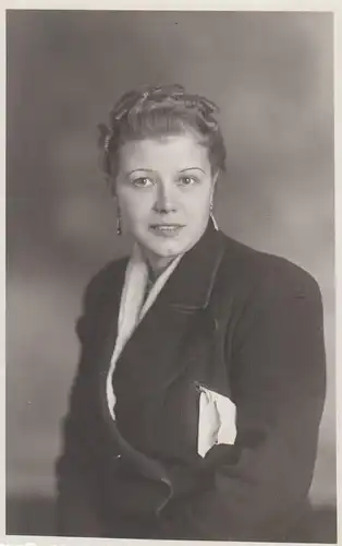 (F4226) Orig. Foto Porträt einer jungen Frau, vor 1945