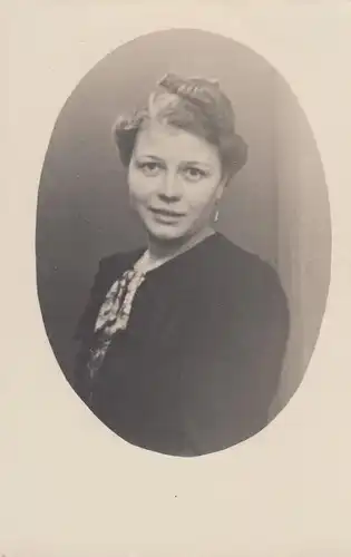 (F4225) Orig. Foto Porträt einer jungen Frau im Oval, vor 1945