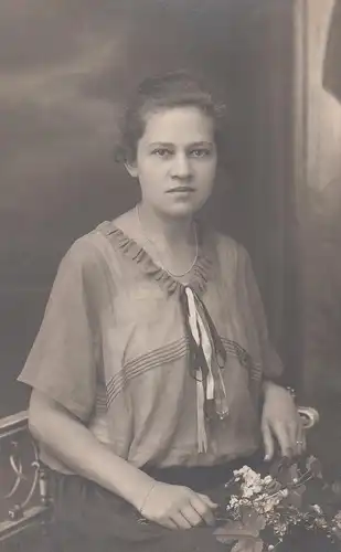 (F4223) Orig. Foto Porträt einer jungen Frau mit Blumen, vor 1945