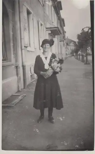 (F4221) Orig. Foto Dame mit Blumen auf der Straße, franz. Karte vor 1945