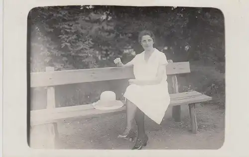 (F4219) Orig. Foto junge Frau sitzt auf Parkbank, vor 1945