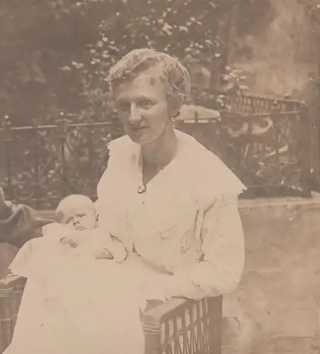 (F4214) Orig. Foto Frau hält Baby im Arm, vor 1945