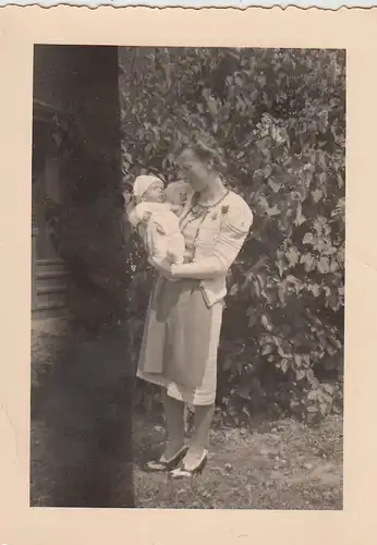 (F4207) Orig. Foto Frau hält Baby im Arm, 1940er
