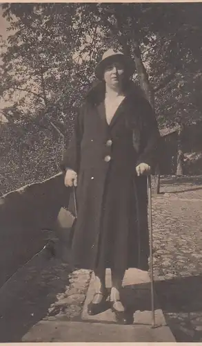 (F4206) Orig. Foto Frau u. junger Mann posieren am Baum, vor 1945