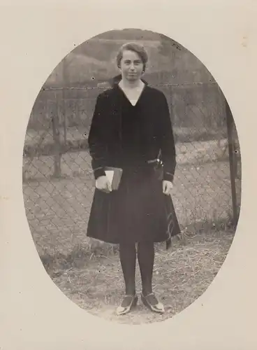 (F4203) Orig. Foto junge Frau im Oval, vor 1945