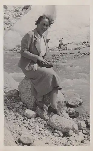 (F4196) Orig. Foto Frau sitzt auf einem Stein am Strand