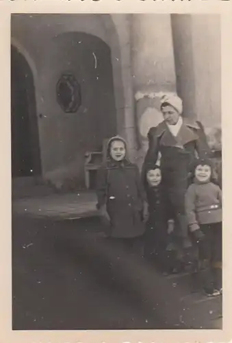 (F4193) Orig. Foto Frau mit 3 Kindern vor einem Gebäude, 1940er