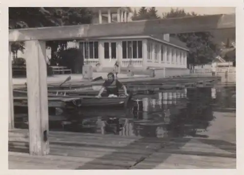 (F4189) Orig. Foto junge Frau an einer Boots-Station, 1940er