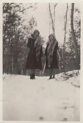 (F4184) Orig. Foto 2 junge Damen mit Pelz im Winterwald, 1940er