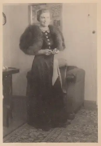 (F4176) Orig. Foto junge Frau mit Pelz, Porträt im Raum, vor 1945