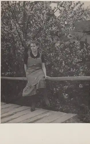 (F4173) Orig. Foto junge Frau auf Brückengeländer