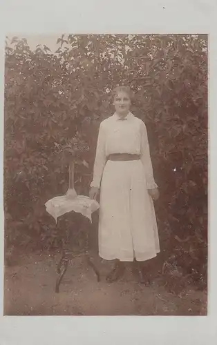(F4164) Orig. Foto junge Frau mit Tischchen, Sorgenmühl vor 1945