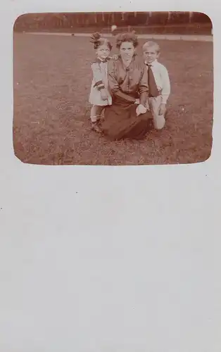 (F4146) Orig. Foto Frau m. 2 kleinen Kindern auf Wiese, um 1920