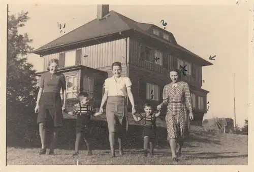 (F4123) Orig. Foto Frauen mit kleinen Jungs vor Gebäude, vor 1945