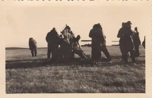 (F4086) Orig. Foto 2.WK Luftwaffe-Soldaten auf einem Flugplatz 1940er