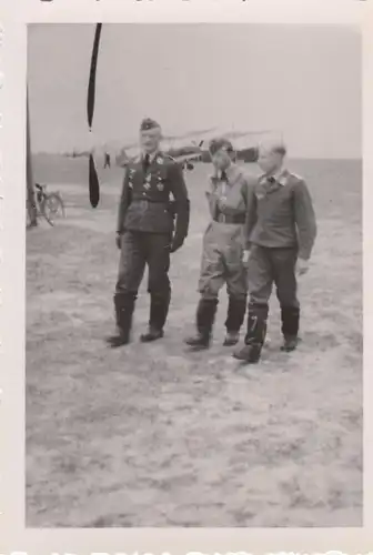 (F4073) Orig. Foto 2.WK Luftwaffe-Soldaten auf einem Flugplatz 1940er