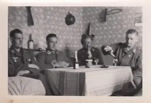 (F4071) Orig. Foto Wehrmacht-Soldaten sitzen am Tisch