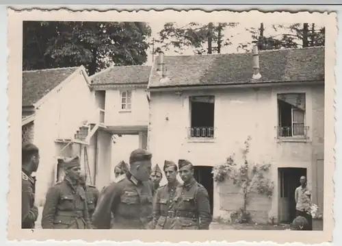 (F4054) Orig. Foto deutsche Soldaten 2.WK vor einem Gebäude, 1939-40
