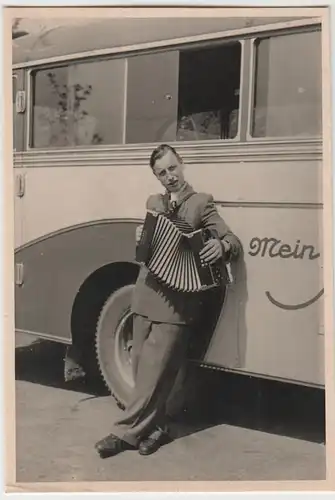(F4036) Orig. Foto Herr mit Akkordeon lehnt an Bus, Ausfahrt