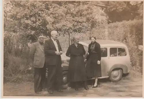 (F4033) Orig. Foto Personen vor einem PKW, vor 1945