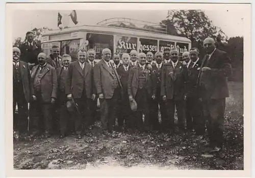 (F4032) Orig. Foto Herren bei einer Ausfahrt, vor Bus "Kurhessen" 1933-45