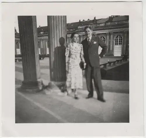 (F4014) Orig. Foto Herr mit junger Dame, Schloss Sanssouci Potsdam 1937