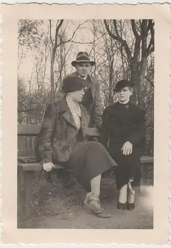 (F3999) Orig. Foto Herr mit jungen Damen auf Parkbank 1936