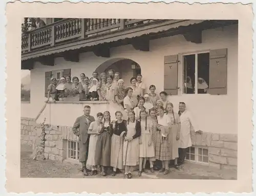 (F3943) Orig. Foto junge Damen an einem Haus in Bad Wiessee 1935