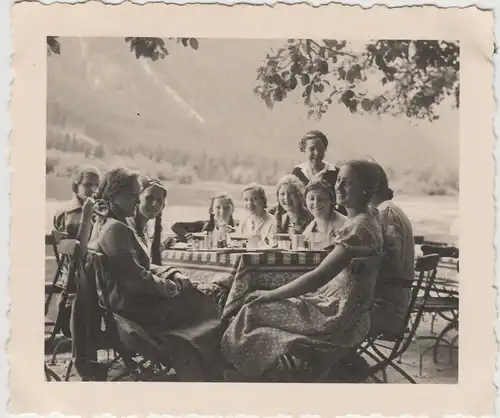 (F3933) Orig. Foto Hintersee, junge Frauen am Tisch 1935