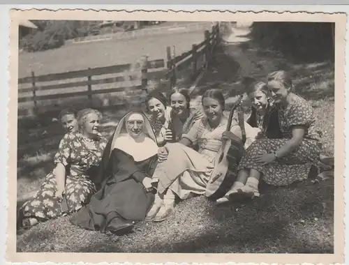 (F3926) Orig. Foto junge Frauen mit Klosterfrau, Ausflug Juli 1935