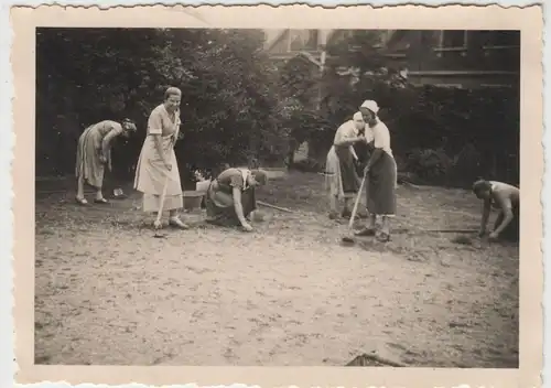 (F3918) Orig. Foto Frauen beim Entgrasen einer Fläche, Ausbildung 1935