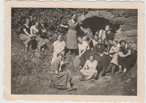 (F3915) Orig. Foto Frauen an der Burg Berwartstein 1935